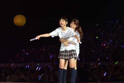 日本武道館公演が発表された直後の生駒里奈、若月佑美（左から）。