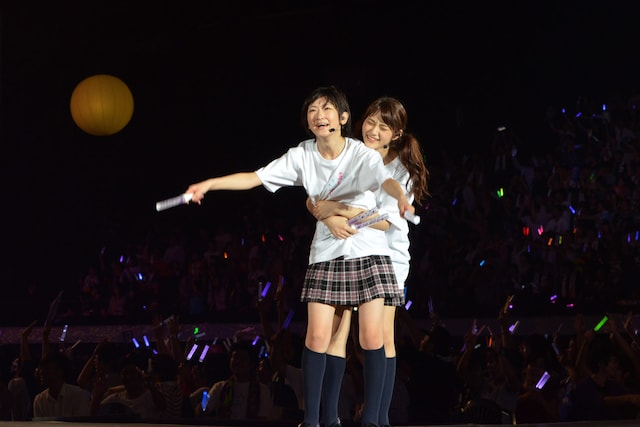 日本武道館公演が発表された直後の生駒里奈、若月佑美（左から）。