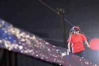 「乃木坂46 秋の大運動会」より、リレー中の秋元真夏。