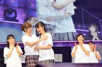 堀未央奈（手前右）を抱き寄せる白石麻衣（手前左）。