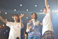 夜公演終盤、ライブに駆けつけた市來玲奈（中央）。