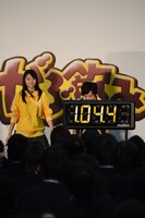 私立橘学苑中学校・高等学校生徒との大声対決に挑む安本彩花（写真右）。