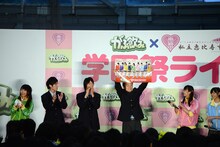 大声対決の勝利者賞・エビ中サイン入りポスターを掲げる私立橘学苑中学校・高等学校の生徒。