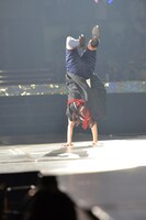 「ハウス！」のエンディングでロンダートを披露する伊藤寧々。