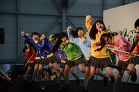 私立恵比寿中学「がぶ飲み 学園祭ライブ」の模様。