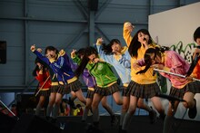 私立恵比寿中学「がぶ飲み 学園祭ライブ」の模様。