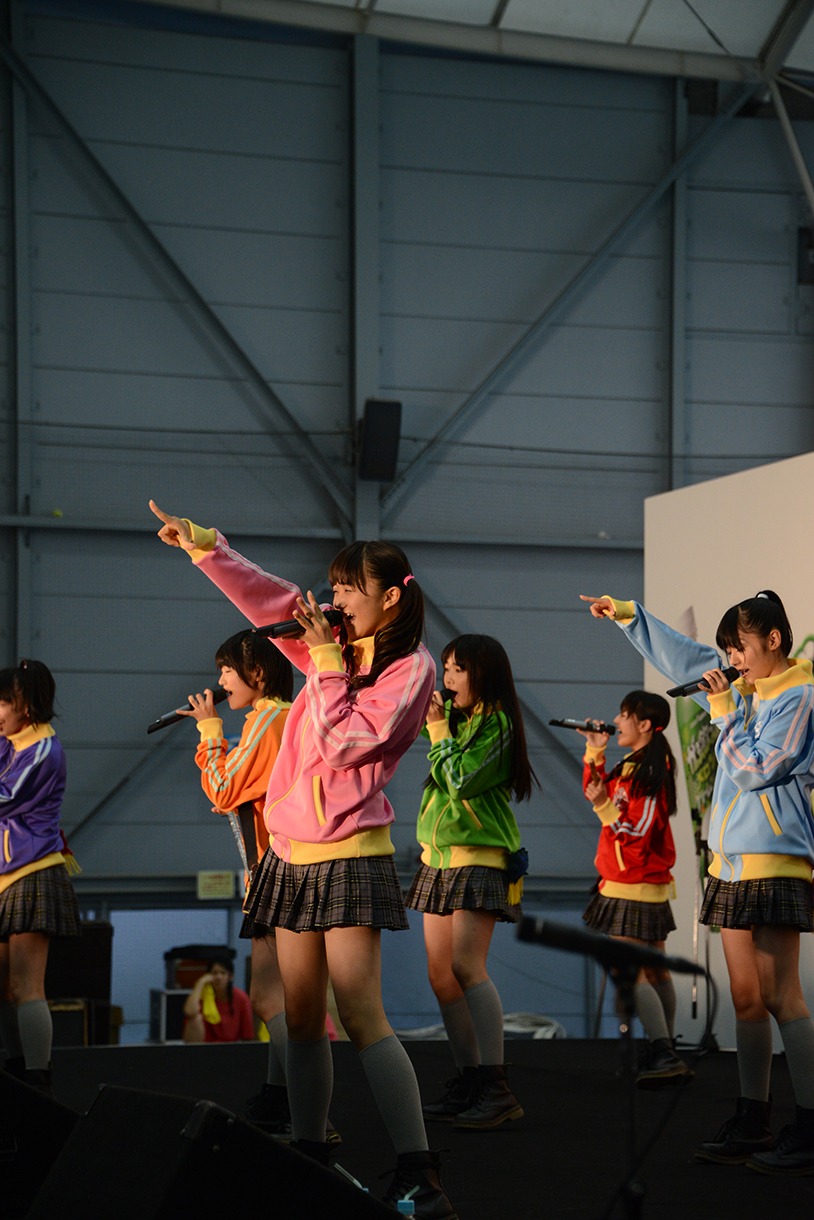 私立恵比寿中学「がぶ飲み 学園祭ライブ」の模様。