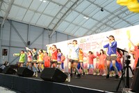私立恵比寿中学「がぶ飲み 学園祭ライブ」の模様。