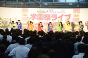 私立恵比寿中学「がぶ飲み 学園祭ライブ」の模様。