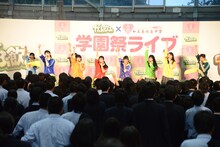 私立恵比寿中学「がぶ飲み 学園祭ライブ」の模様。