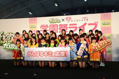 写真手前から私立恵比寿中学、私立橘学苑中学校・高等学校アクロバティックダンス部