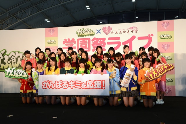 写真手前から私立恵比寿中学、私立橘学苑中学校・高等学校アクロバティックダンス部