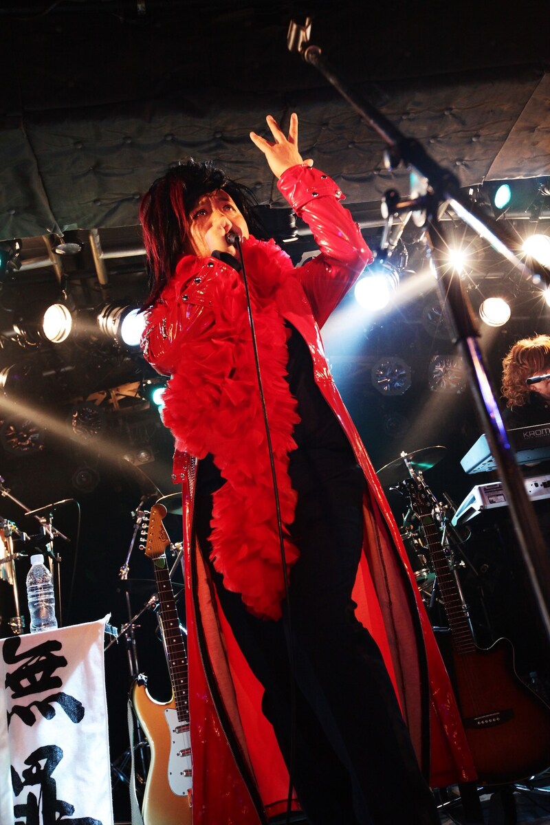 ヴィジュアル系コミックバンド「FLY OR DIE」のフロントマン“ダークネス様”に扮したマキタスポーツ。