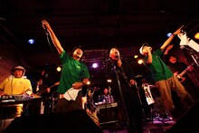 「十年目のプロポーズ（Feat.スチャダラパー ver.）」を披露するマキタスポーツとスチャダラパー。