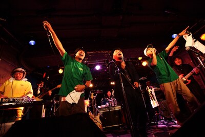 「十年目のプロポーズ（Feat.スチャダラパー ver.）」を披露するマキタスポーツとスチャダラパー。