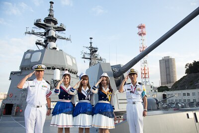 護衛艦「てるづき」上でフォトセッションを行うTrident。