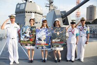 護衛艦「てるづき」上でフォトセッションを行うTrident。