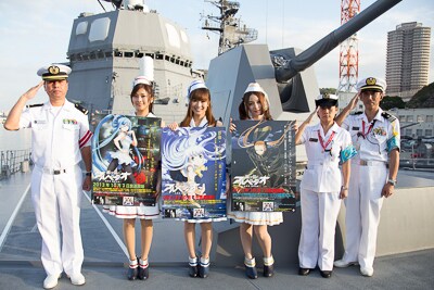 護衛艦「てるづき」上でフォトセッションを行うTrident。