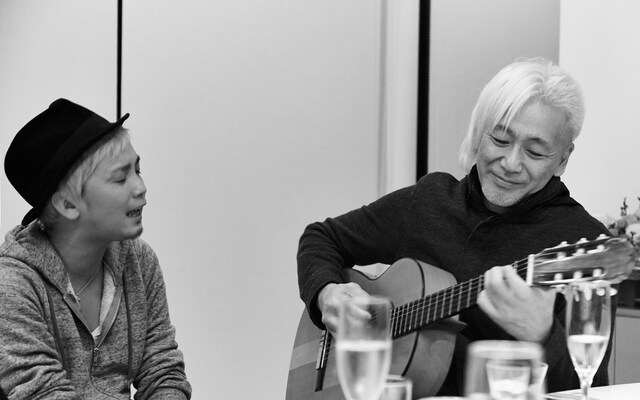 左からSHOGO、玉置浩二。