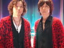 そろいのヒョウ柄カーディガンを着てパフォーマンスした「和吉」こと斉藤和義と吉井和哉。