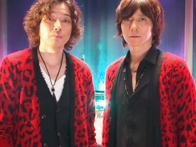 そろいのヒョウ柄カーディガンを着てパフォーマンスした「和吉」こと斉藤和義と吉井和哉。