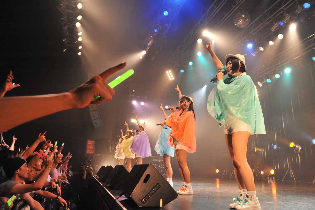 盗まれた衣装を取り戻してシークレットライブを行うでんぱ組.inc。