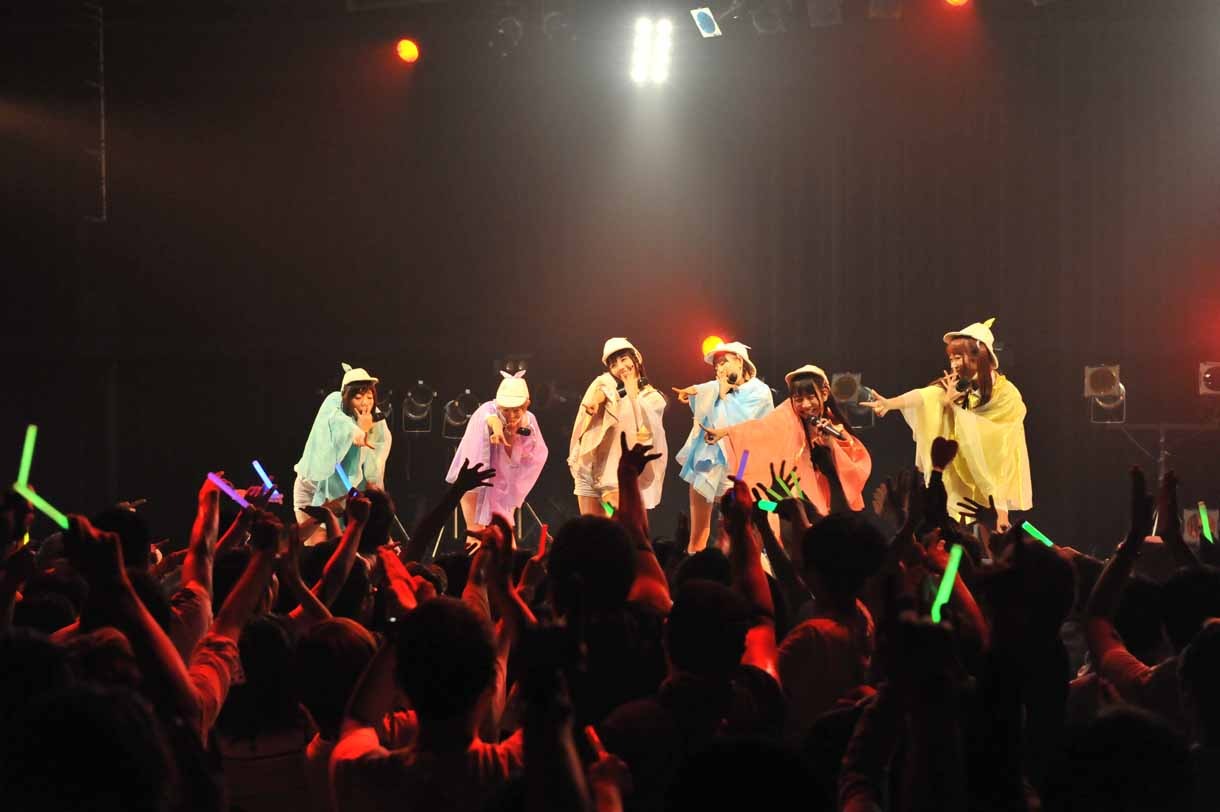 盗まれた衣装を取り戻してシークレットライブを行うでんぱ組.inc。
