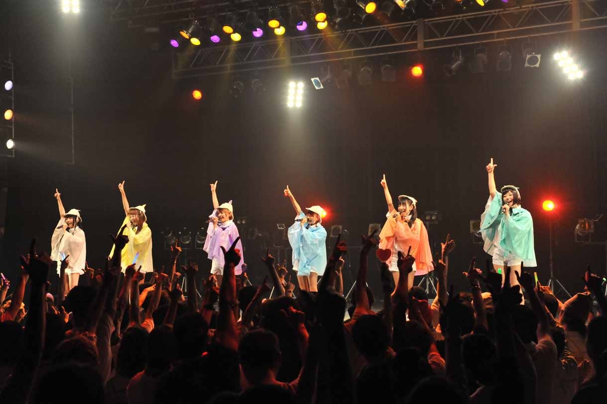 盗まれた衣装を取り戻してシークレットライブを行うでんぱ組.inc。
