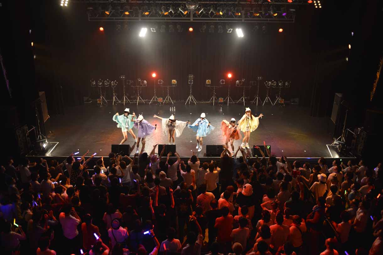 盗まれた衣装を取り戻してシークレットライブを行うでんぱ組.inc。