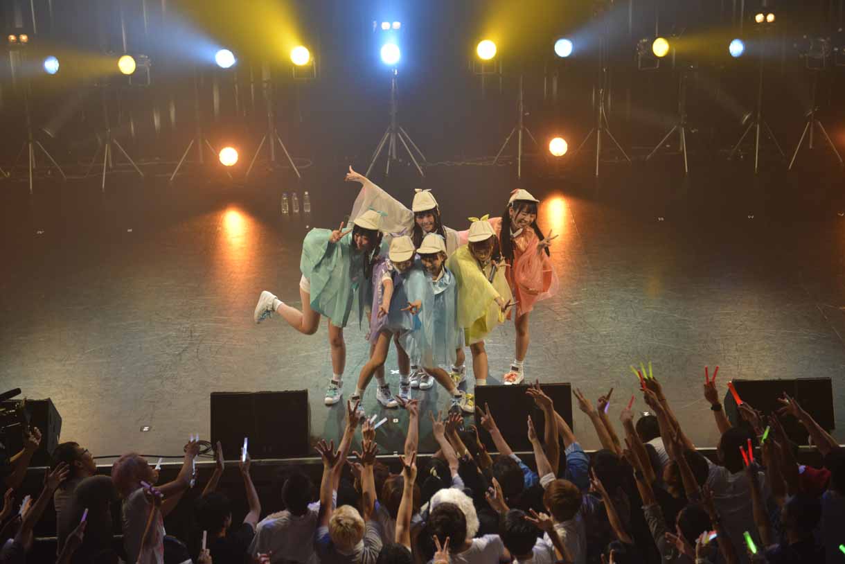 盗まれた衣装を取り戻してシークレットライブを行うでんぱ組.inc。