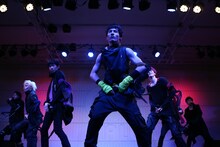 超特急「Kiss Me Baby～あなたはキスしたい？キスされたい??～ツアー」大阪・あべのキューズモール公演の様子。