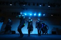 超特急「Kiss Me Baby～あなたはキスしたい？キスされたい??～ツアー」大阪・あべのキューズモール公演の様子。