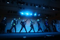 超特急「Kiss Me Baby～あなたはキスしたい？キスされたい??～ツアー」大阪・あべのキューズモール公演の様子。