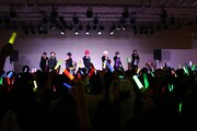 超特急「Kiss Me Baby~あなたはキスしたい?キスされたい??~ツアー」大阪・あべのキューズモール公演の様子。