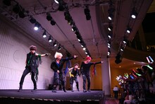 超特急「Kiss Me Baby～あなたはキスしたい？キスされたい??～ツアー」大阪・あべのキューズモール公演の様子。