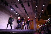 超特急「Kiss Me Baby~あなたはキスしたい?キスされたい??~ツアー」大阪・あべのキューズモール公演の様子。