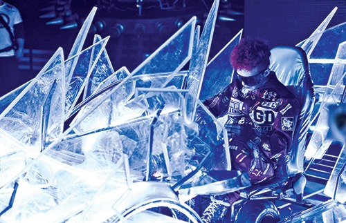 「G-DRAGON 2013 1ST WORLD TOUR [ONE OF A KIND]」の様子。(c)&(p) 2013 KBS MEDIA Inc. & YG ENTERTAINMENT Co., Ltd. ALL RIGHTS RESERVED.