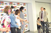 会見場にやってきたカプコンの担当者に詰め寄るゴールデンボンバー。