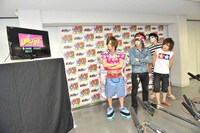 「僕クエスト」のPVを見るゴールデンボンバー。