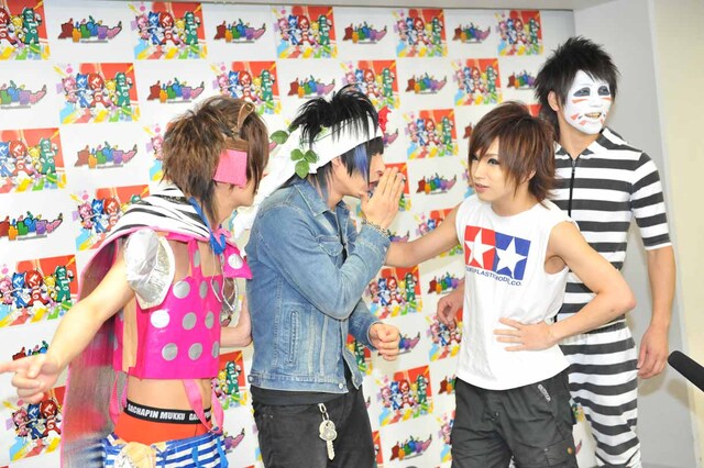 「僕クエスト」のPVを見て「あれ、やばいよ」と戸惑い始めるゴールデンボンバー。