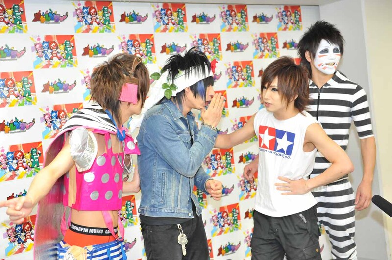 「僕クエスト」のPVを見て「あれ、やばいよ」と戸惑い始めるゴールデンボンバー。