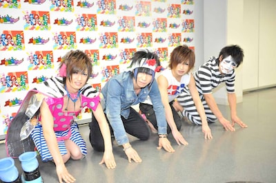 申し訳なさそうに土下座するゴールデンボンバー。