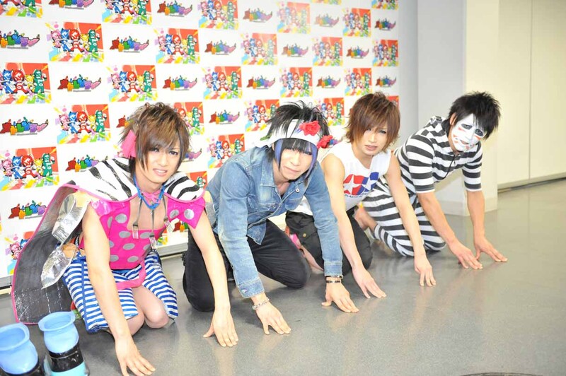 申し訳なさそうに土下座するゴールデンボンバー。