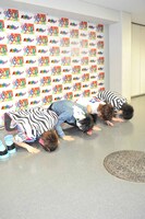 申し訳なさそうに土下座するゴールデンボンバー。