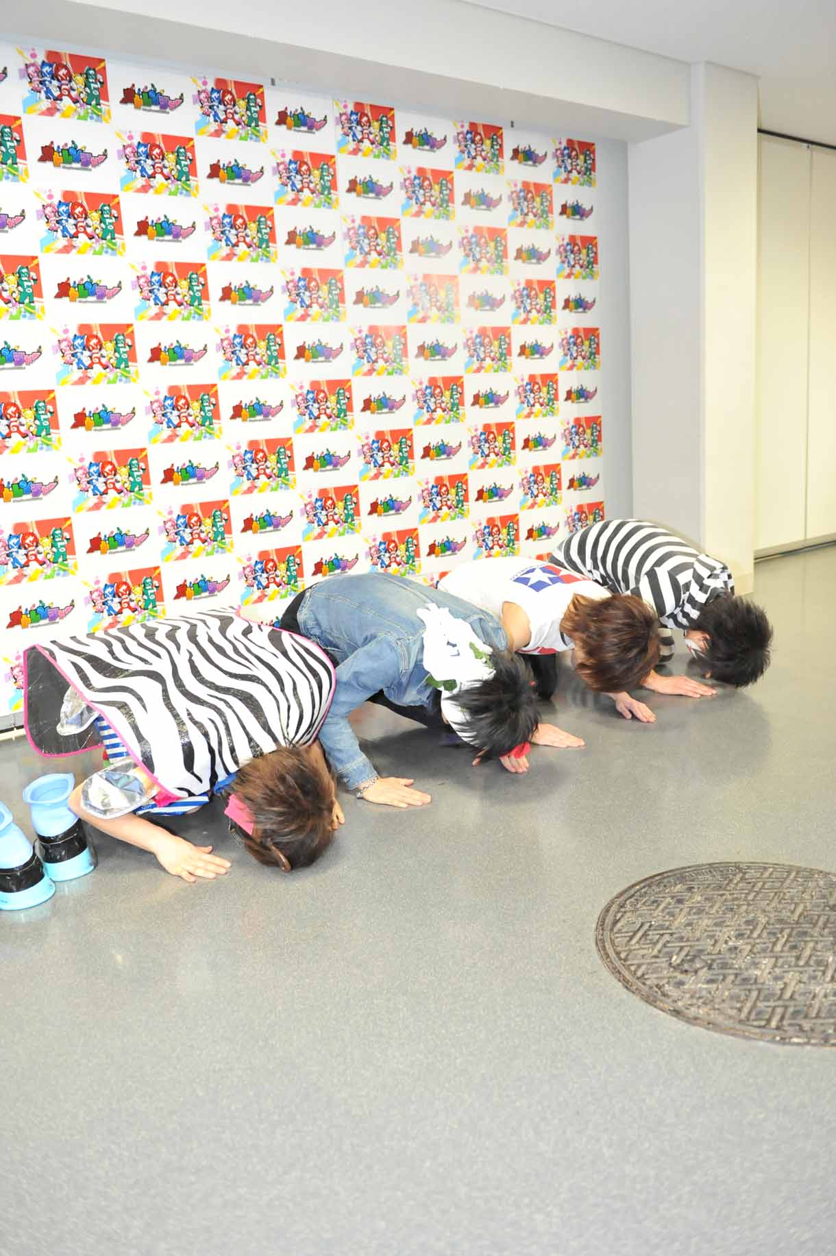 申し訳なさそうに土下座するゴールデンボンバー。