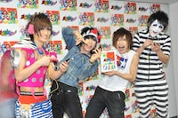 楽しそうに「オトレンジャー」で遊ぶゴールデンボンバー。