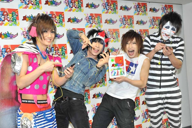 楽しそうに「オトレンジャー」で遊ぶゴールデンボンバー。