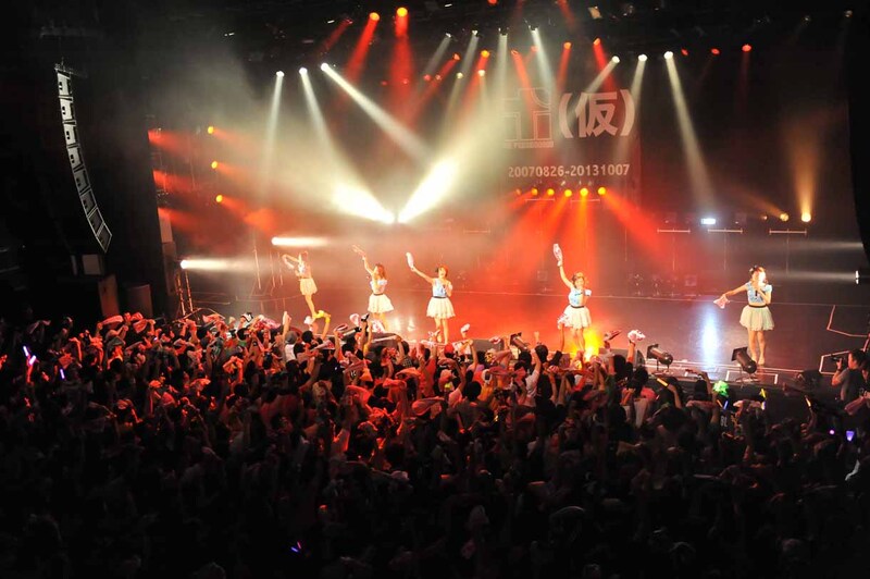 THE ポッシボーによるライブの様子。