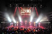 アップアップガールズ（仮）によるライブの様子。