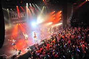 アップアップガールズ（仮）によるライブの様子。